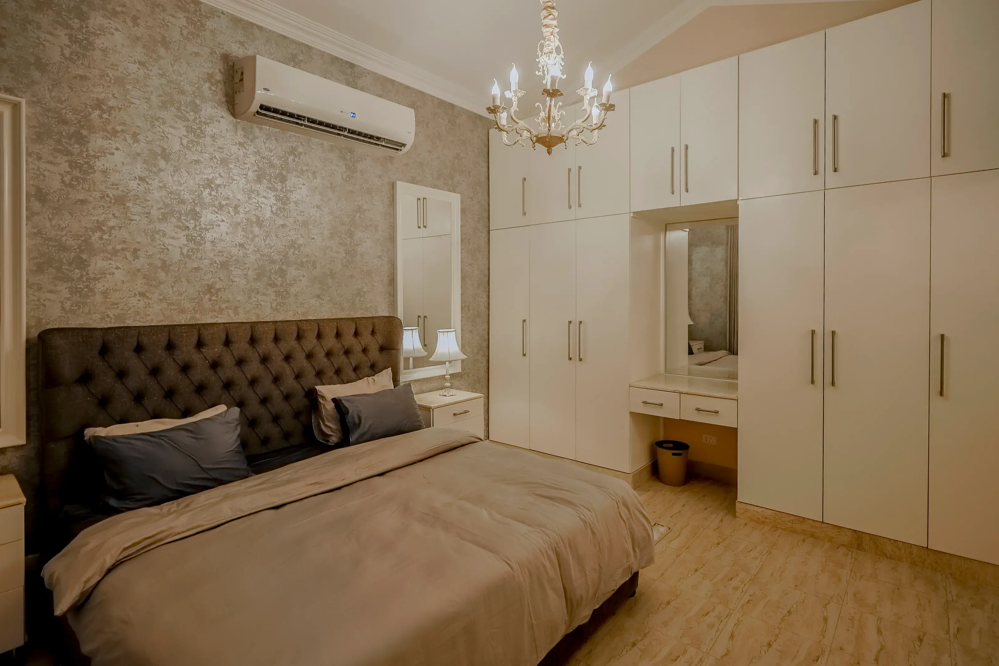 Suite III — 16